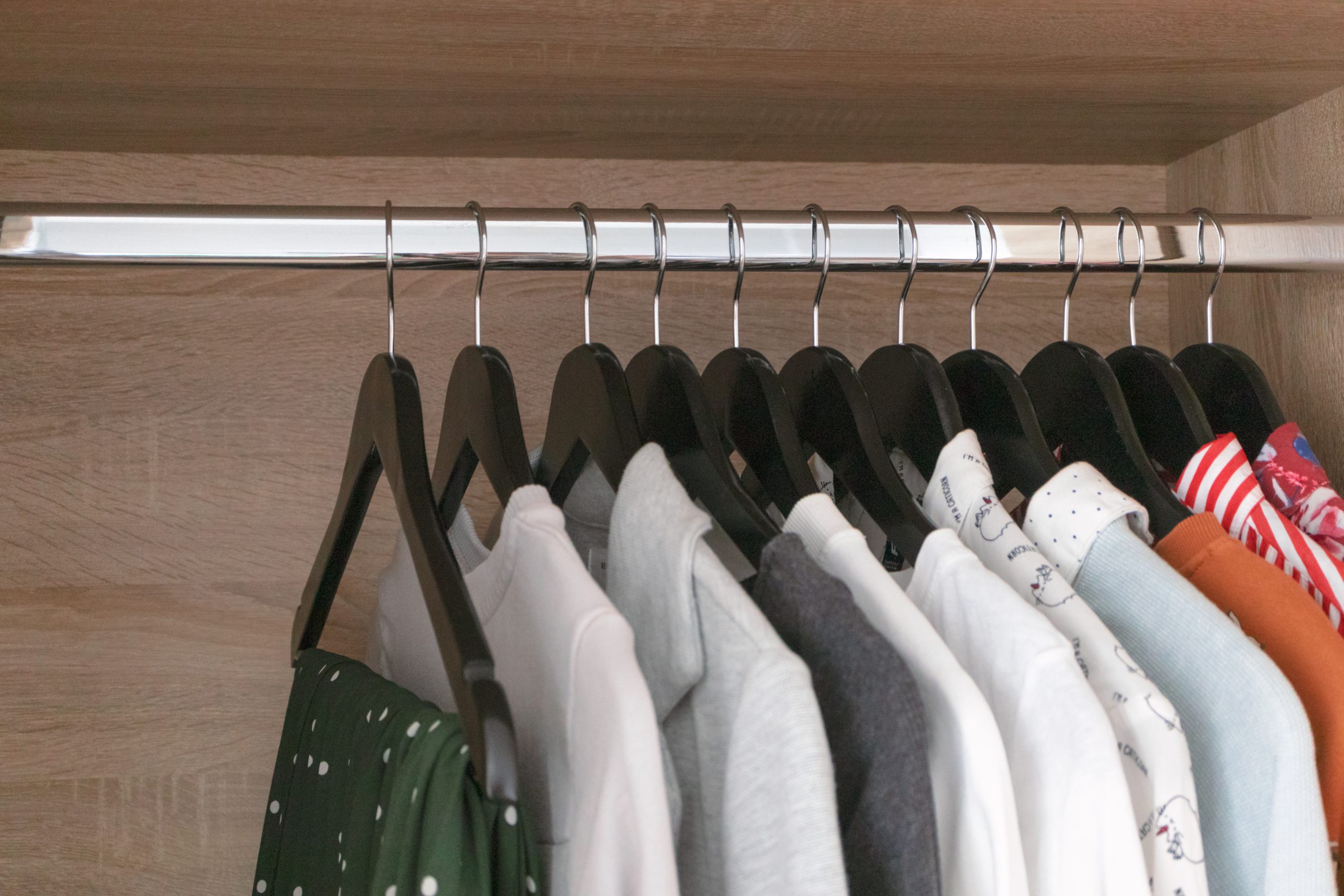 Aprende a organizar la ropa en el armario
